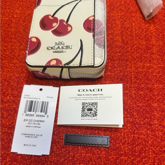 ❤️❤️❤️NEW Coach zip card case with cherry print/silvertone hardware ❤️❤️❤️ - Picture 5 of 11